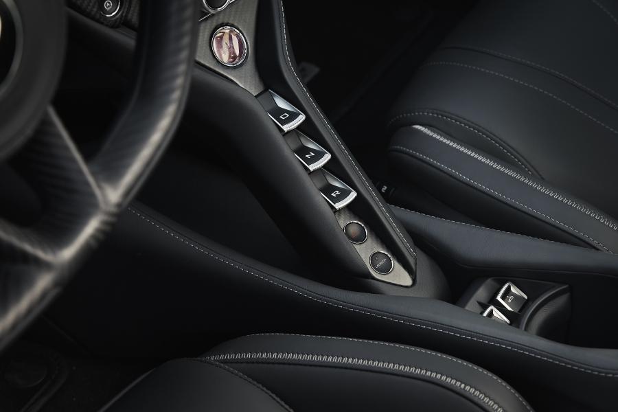 Детали интерьера McLaren 720S Spider 2019 года  (NA) (фото 22 из 58)